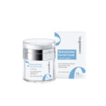 Хидратира и подхранва кожата благодарение на съдържанието на хиалуронова киселина, а екстрактът от цветове на лайка помага за лечение и омекотяване на пигментацията на кожата, допринасяйки за по-ярка и сияйна кожа.